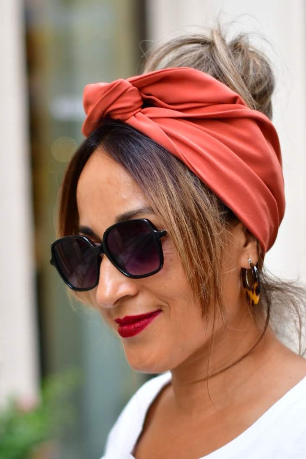 turban-lena-terracotta-ndjoccitanie Photo de modèle NDJ Occitanie qui porte un turban modulable LENA, couleur terracotta.
