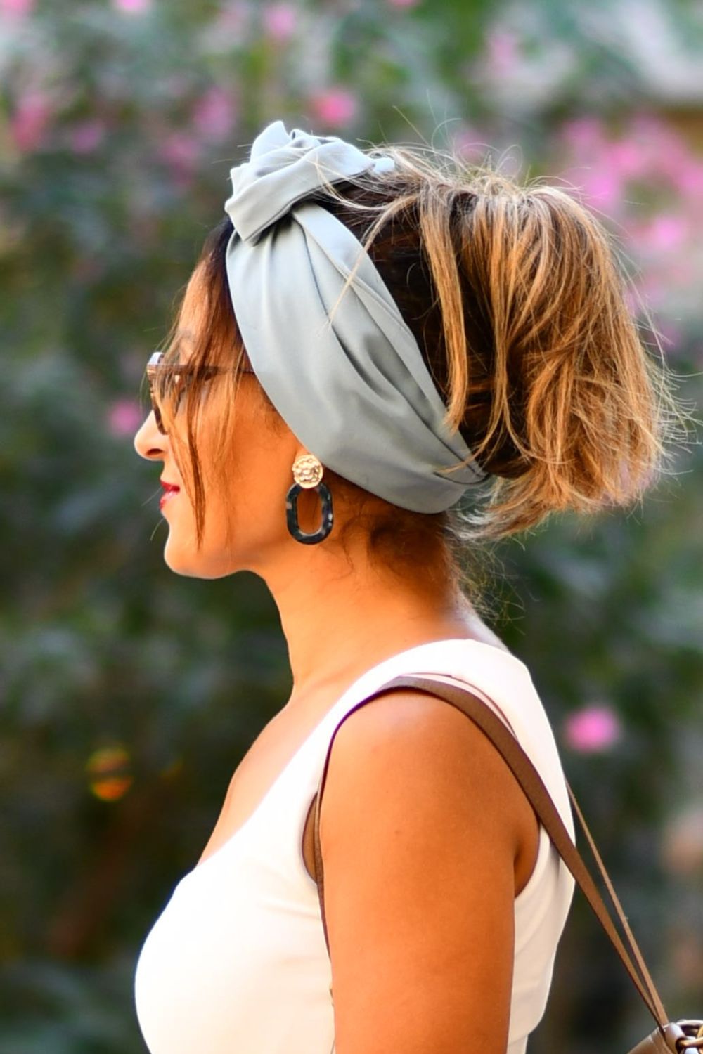 NDJ Occitanie-turbans-bandeaux-kaki Modèle femme NDJ Occitanie, portant un turban bandeau en crêpe georgette kaki