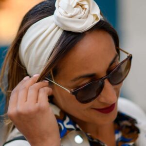 Modèle femme NDJ Occitanie portant le bandeau cheveux Eve crème en satin, noué façon rose africaine, fabrication artisanal.