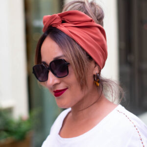 NDJ Occitanie-turbans-bandeaux-terracotta Modèle femme NDJ Occitanie portant le bandeau cheveux femme Bella noué façon turbans bandeaux en tissu crêpe georgette de couleur terracotta