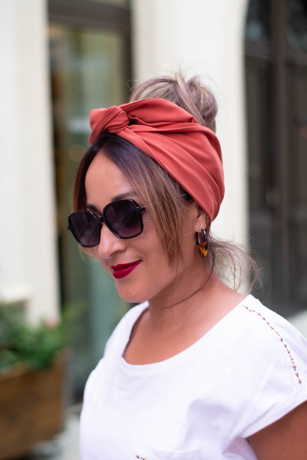 NDJ Occitanie-turbans-bandeaux-terracotta Modèle femme NDJ Occitanie portant le bandeau cheveux femme Bella noué façon turbans bandeaux en tissu crêpe georgette de couleur terracotta