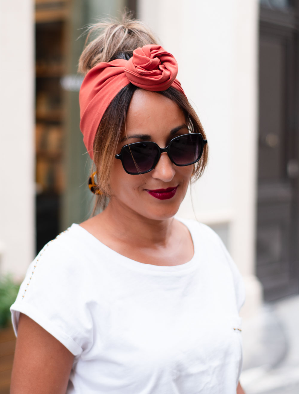 NDJ Occitanie-bandeau-cheveux-Bella-Terra Cotta Modèle femme NDJ Occitanie portant le bandeau cheveux femme Bella noué façon rose africaine en tissu crêpe Georgette de couleur terracotta