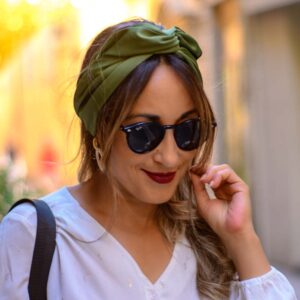 NDJ Occitanie-Bnadeau-Turban-Eliane-kaki-2 Modèle femme NDJ Occitanie portant le bandeau turban femme Eliane noué façon turban fabriqué à la main en satin Kaki.