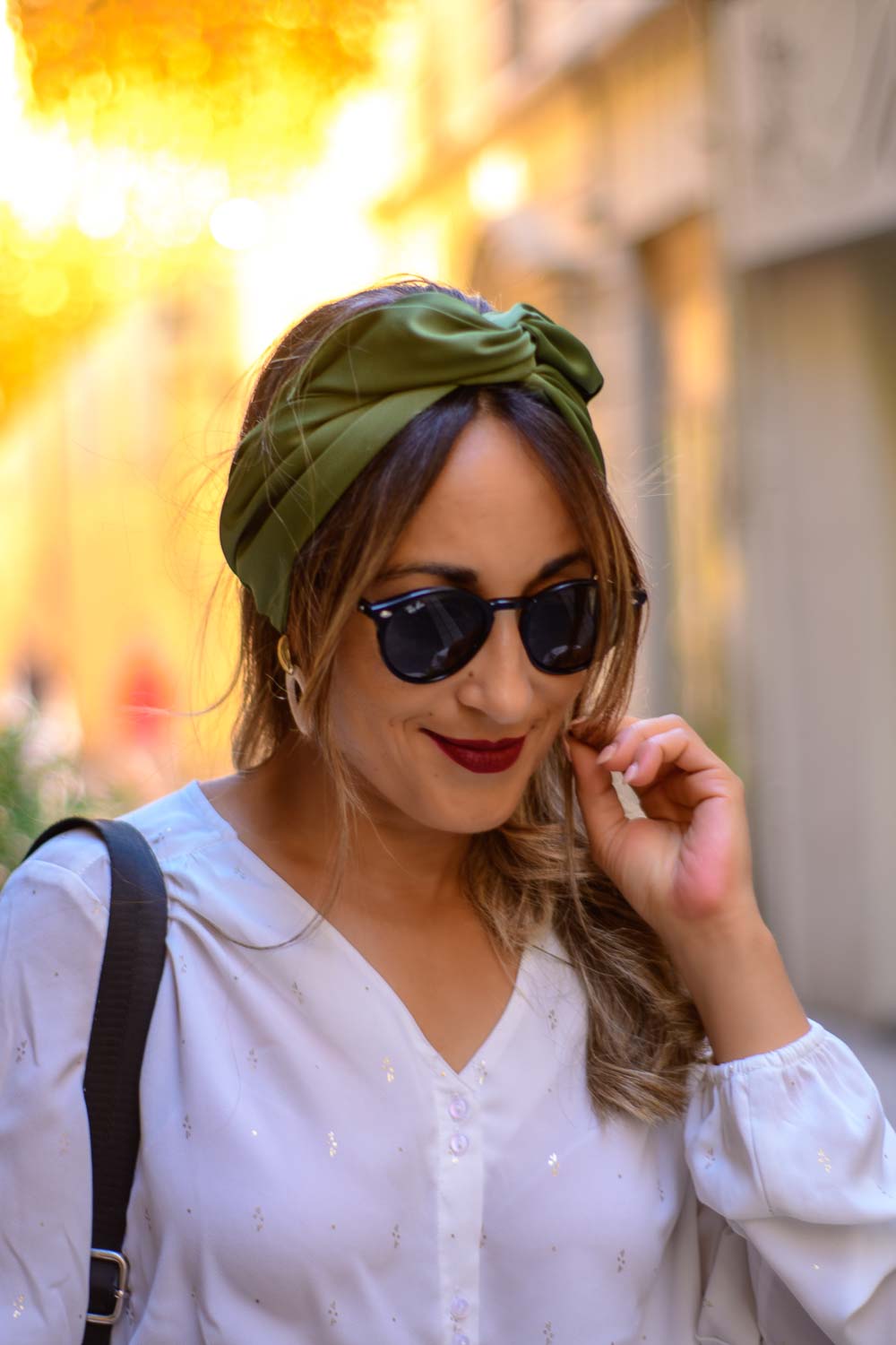 NDJ Occitanie-Bnadeau-Turban-Eliane-kaki-2 Modèle femme NDJ Occitanie portant le bandeau turban femme Eliane noué façon turban fabriqué à la main en satin Kaki.