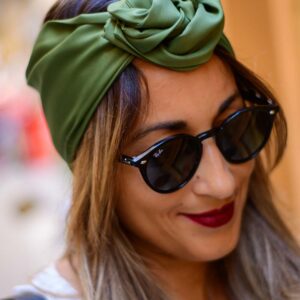 NDJ Occitanie-Bandeau-Turban-Eliane-kaki-3 Modèle femme NDJ Occitanie portant le bandeau cheveux femme Eliane noué façon rose africaine fabriqué à la main en satin Kaki.