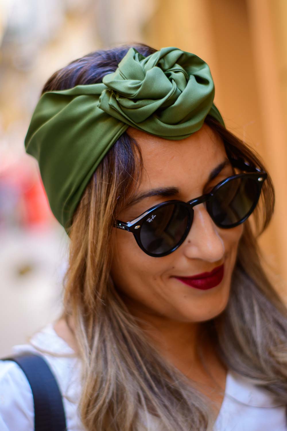 NDJ Occitanie-Bandeau-Turban-Eliane-kaki-3 Modèle femme NDJ Occitanie portant le bandeau cheveux femme Eliane noué façon rose africaine fabriqué à la main en satin Kaki.