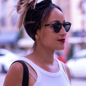 Modèle femme NDJ Occitanie portant le bandeau cheveux noir Jay en satin, noué façon turban, fabrication artisanal.
