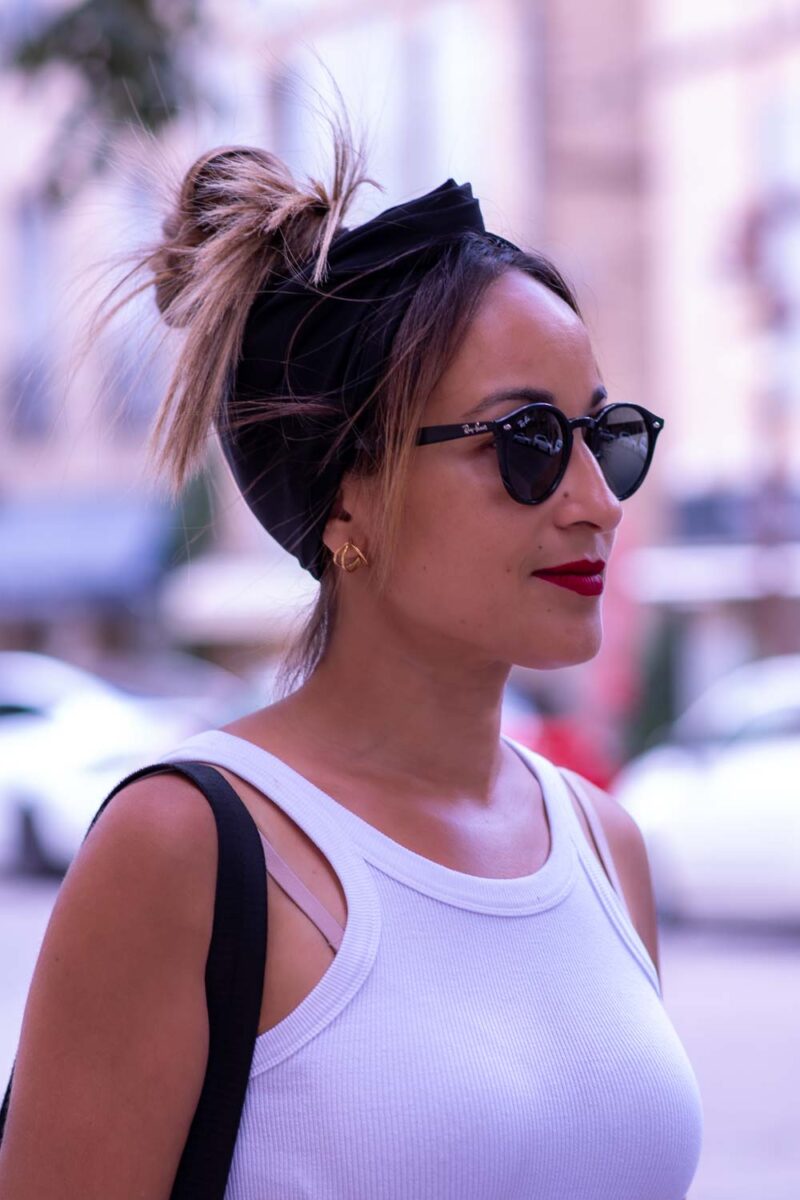 Modèle femme NDJ Occitanie portant le bandeau cheveux noir Jay en satin, noué façon turban, fabrication artisanal.