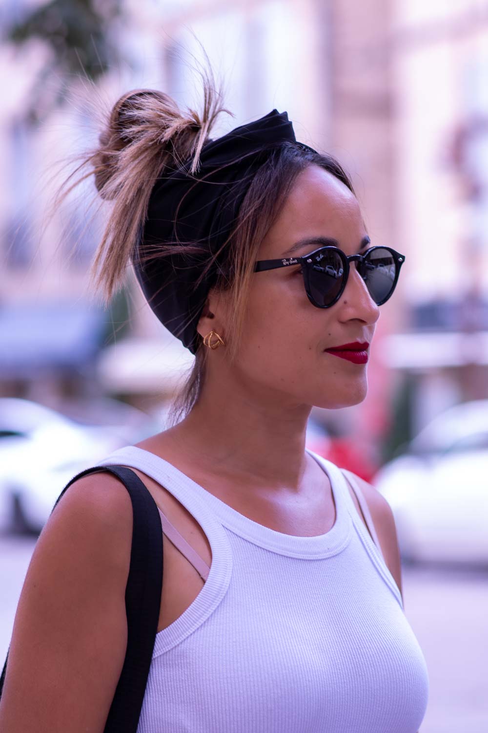 Modèle femme NDJ Occitanie portant le bandeau cheveux noir Jay en satin, noué façon turban, fabrication artisanal.