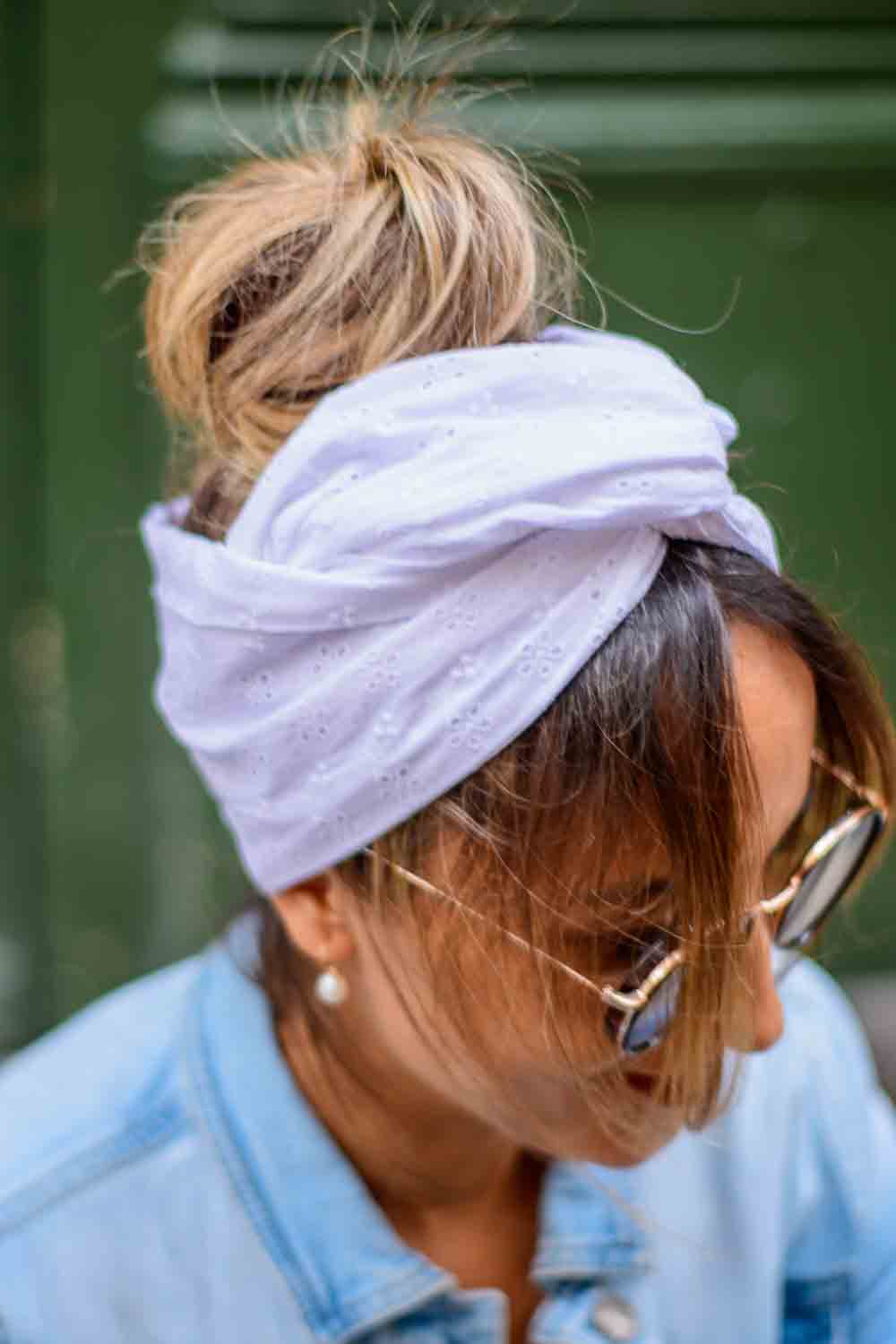 Modèle femme NDJ Occitanie portant le bandeau cheveux Isa en broderie anglaise blanche, noué façon turban, fabrication artisanal.