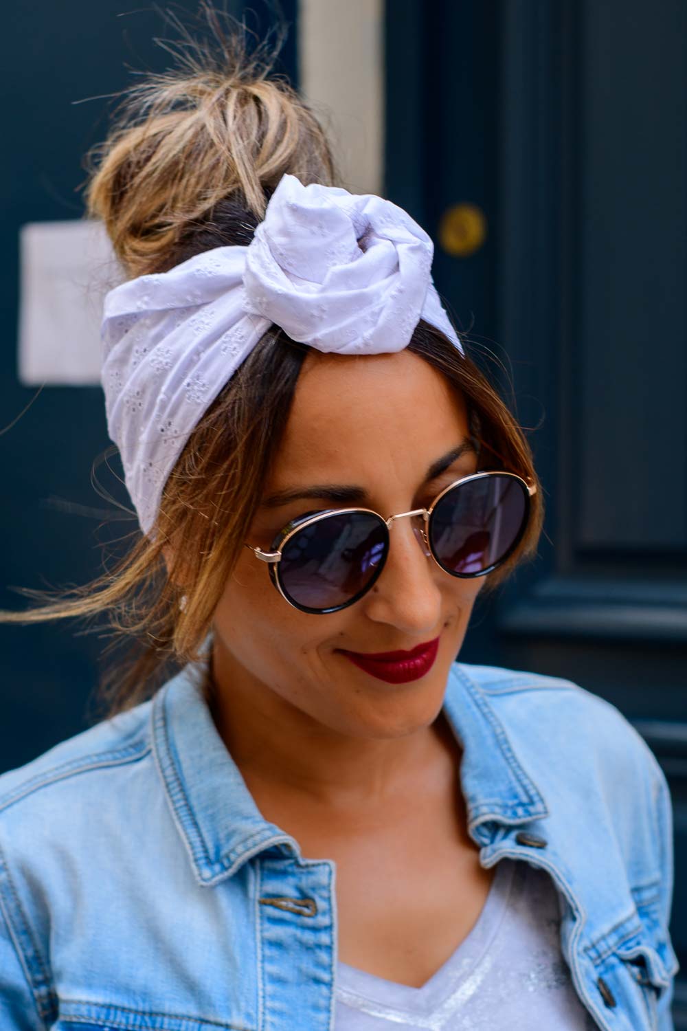 Modèle femme NDJ Occitanie portant le bandeau cheveux Isa en broderie anglaise blanche, noué façon rose africaine, fabrication artisanal.