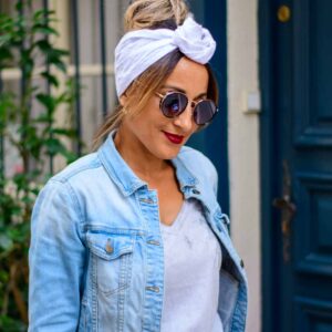 Modèle femme NDJ Occitanie portant le bandeau cheveux Isa en broderie anglaise blanche, noué façon rose africaine, fabrication artisanal.