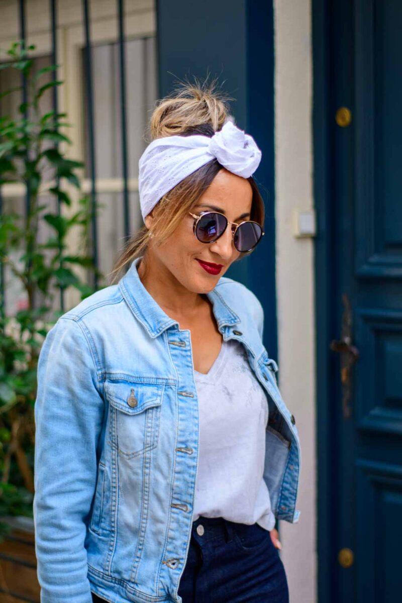 Modèle femme NDJ Occitanie portant le bandeau cheveux Isa en broderie anglaise blanche, noué façon rose africaine, fabrication artisanal.