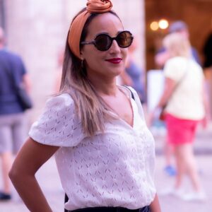 Modèle femme NDJ Occitanie portant le bandeau turban en satin Camel noué façon rose africaine fabrication artisanal
