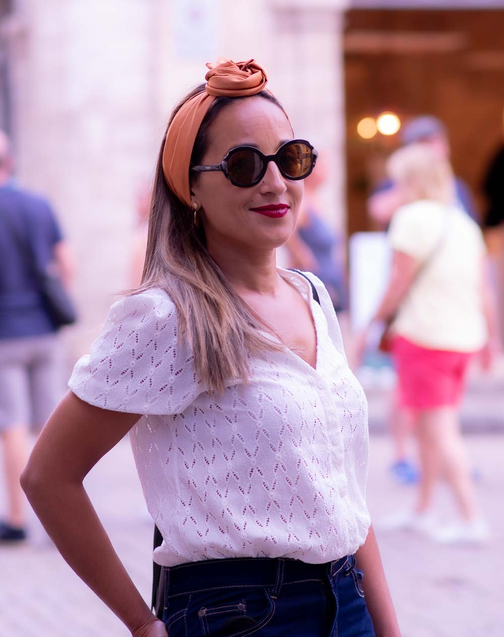 Modèle femme NDJ Occitanie portant le bandeau turban en satin Camel noué façon rose africaine fabrication artisanal