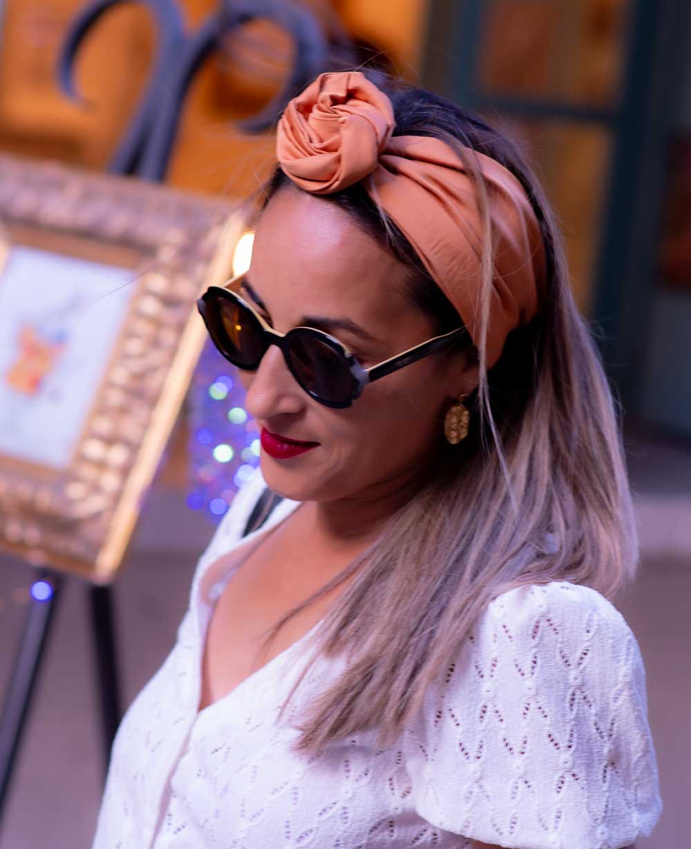 Modèle femme NDJ Occitanie portant le bandeau turban en satin Camel noué façon rose africaine fabrication artisanal