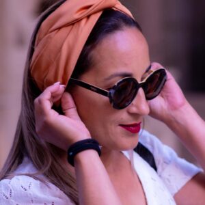 Modèle femme NDJ Occitanie portant le bandeau turban en satin Camel noué façon turban fabrication artisanal