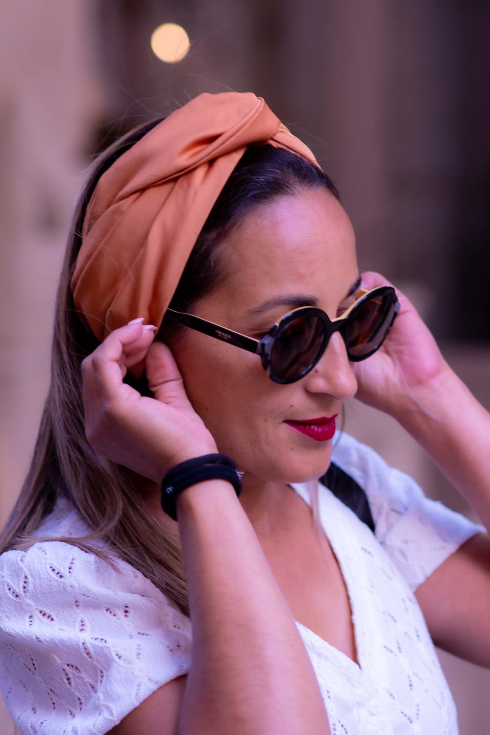 Modèle femme NDJ Occitanie portant le bandeau turban en satin Camel noué façon turban fabrication artisanal
